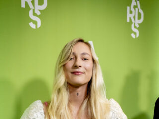 S10 keert terug op podium na moeilijke tijd met tweelingbroer: "Viel uit het raam van een flat"