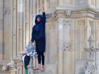 Man beklimt de Big Ben in Londen en brengt duidelijke boodschap: "Free Palestina!"