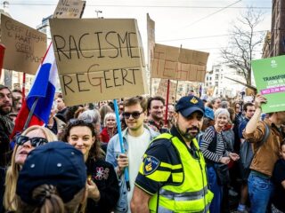 Ongeveer 10.000 mensen in Amsterdam aanwezig tijdens demonstratie tegen racisme