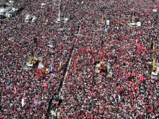 Massaal protest in Turkije: honderdduizenden eisen vrijlating burgemeester van Istanboel