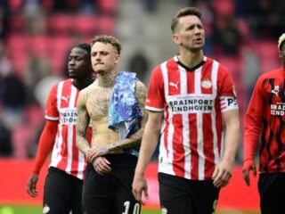 Noa Lang zegt sorry tegen Luuk de Jong na wegwerpgebaar: "Zo praat je niet tegen aanvoerder"