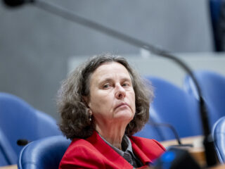 PVV'er Faber wil bezuinigen op activiteiten voor asielzoekers na Efteling-uitje