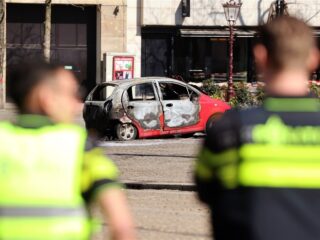 Man en auto in brand op de Dam in Amsterdam: "Gebeurde met opzet"