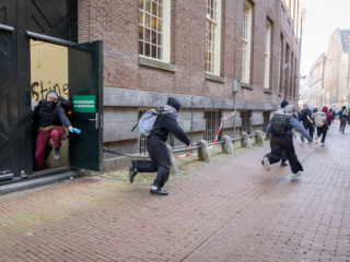 Politie grijpt keihard in tijdens pro-Palestina-demonstratie die Maagdenhuis bezetten