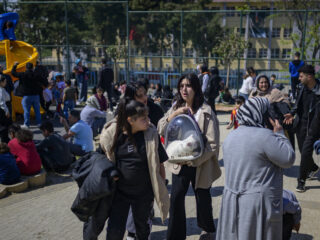 Mensen reageren geschokt op aardbeving in Turkije: "Kun je contact met mijn moeder opnemen?"