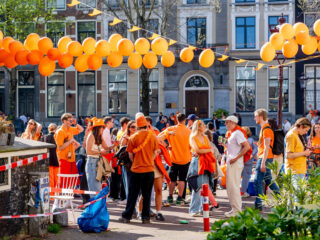 Vrouwen probeerden man uit virale Koningsdag-video te stoppen: "Riepen dat politie moest worden gebeld"