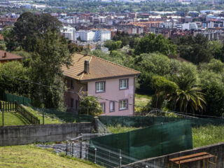 Kinderen na bijna vier jaar bevrijd uit horrorhuis: sliepen tussen de poep