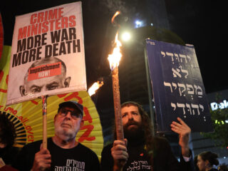 Duizenden Israëli’s de straat op tegen Netanyahu: “Stop de oorlog”