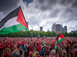 Duizenden mensen kleuren Den Haag rood: bizarre opkomst bij protest tegen kabinetssteun aan Israël