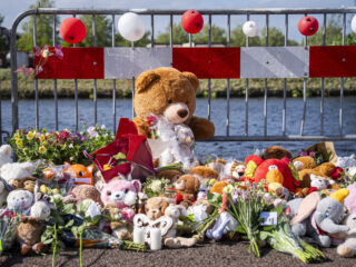 Verdachte opgepakt na diefstal van knuffels bij herdenkingsplek Jeffrey (10) en Emma (8)