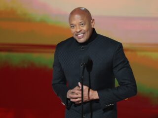 Dr. Dre's iconische mengtafel verkocht voor bizar bedrag: nieuw record in hiphopwereld