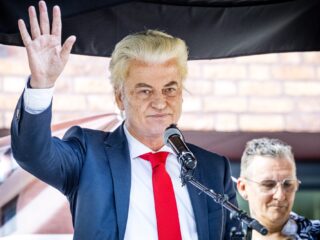 Man noemt Geert Wilders "kindermoordenaar" in de Efteling en probeert bij hem te komen