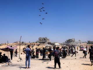 Gaza in shock: Israël dropt hulp rechtstreeks op tenten van vluchtelingen