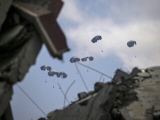 Nederland dropt eerste lading hulpgoederen boven Gaza