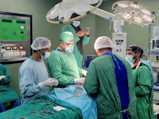 Chirurg Ron van Doorn redt mensenlevens in Gaza: "Zwangere vrouw kreeg stukje granaat in buik"