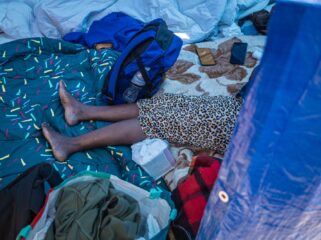 Twee mannen plassen op zwangere dakloze vrouw en haar jonge dochters: "Onmenselijk"