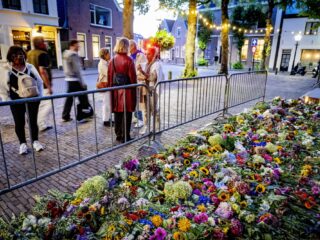 Familie van vermoorde Lisa (17) bij minuut stilte tijdens feestweek Abcoude: "Diep geraakt"