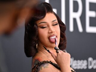 Cardi B liet 'bilspleetpiercing' van 13.000 dollar plaatsen na verwijderen van bilimplantaten