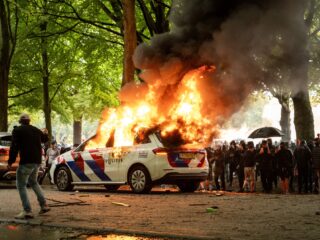 Rechtse anti-immigratie-demonstratie loopt uit de hand: politieauto in brand gestoken