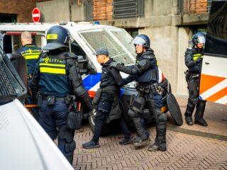 Politieonderzoek naar Haagse anti-immigratie rellen in volle gang, Binnenhof raakte beschadigd