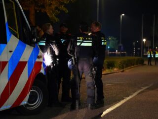 Extreemrechtse groep dreigt azc te bestormen in Den Bosch, politie grijpt in
