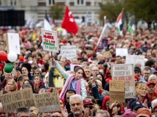 'Rode Lijn'-demonstranten hadden een duidelijke boodschap voor de regering: "Wat een schande"