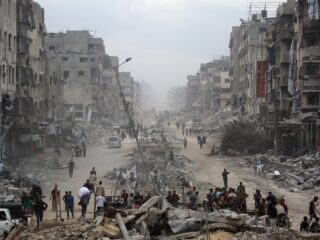 Hamas zegt alle gijzelaars vrij te laten vóór maandagochtend, ook duizenden Palestijnen vrijgelaten