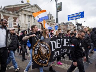 Lage opkomst bij anti-immigratieprotest in Amsterdam: enkele aanhoudingen en gespannen sfeer