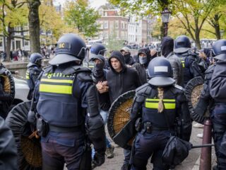 Zestien arrestaties bij Ajax - Galatasaray in Amsterdam