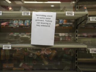 Kraanwater besmet in regio Utrecht: supermarkten leeggehamsterd