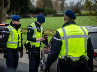 Bizar: Marechaussee ontdekt geen drugs, maar gestolen urnen met as bij grenscontrole