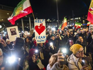 Het Iraanse volk komt massaal in opstand tegen het regime: "Dit is geen oorlog, maar een revolutie"