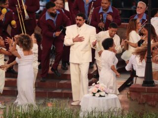 Van trouwen tot aan uitspreken over ICE: Bad Bunny brengt ode aan zijn roots tijdens zijn Super Bowl-optreden