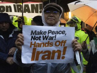 Mina Etemad voelt zich radeloos door situatie in Iran: "Ik heb altijd een schuldgevoel gehad"