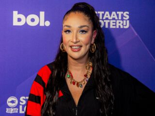 Presentator biedt excuses aan Soundos El Ahmadi aan na opmerking over vrouwveiligheid