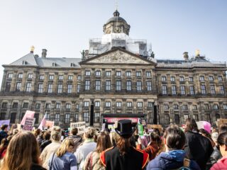 Duizenden op de Dam voor slachtoffers van femicide tijdens Internationale Vrouwendag
