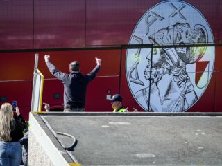 Ajax-fans betreden snelweg voor De Klassieker: 'Dit is levensgevaarlijk'