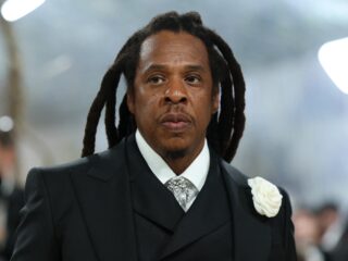 Jay-Z haalt uit naar Drake, Kanye West, Nicki Minaj en meer in nieuwe freestyle