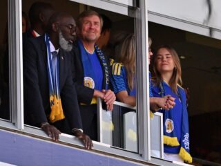 Koninklijke familie ziet Oranje winnen en Curaçao historisch punt pakken en danst mee in de kleedkamers