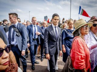 Premier Jetten biedt na 75 jaar excuses aan Molukse gemeenschap