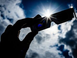 Grootste zonsverduistering sinds 1999: dit is hoe laat je moet kijken