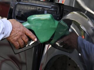 Benzine te duur? IEA adviseert: rijd langzamer en werk vaker thuis