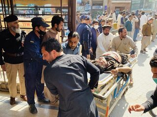 Meer dan 30 doden bij aanslag moskee in Pakistan