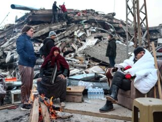 Hoe je vanuit Nederland de aardbevingsslachtoffers in Turkije en Syrië het snelst kunt helpen