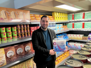 Abdelhamid helpt arme gezinnen aan gratis boodschappen met FRIS supermarkt
