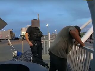 Agenten kijken toe hoe man om hulp vraagt en verdrinkt: "Ik spring niet achter je aan"