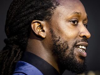 Akwasi kreeg kogel en dreigbrief opgestuurd: ''Blijf van ons land af''