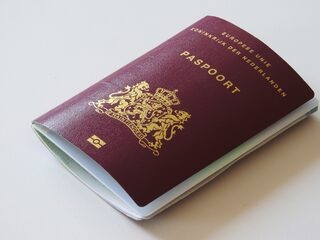 'Corrupte ambtenaren regelden valse paspoorten voor zware criminelen'