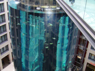 Enorm aquarium met 1500 tropische vissen explodeert in lobby Berlijns hotel