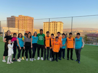 Aras Özbiliz bezorgt gevluchte Armeense kinderen mooie dag: "Kinderen zijn de meest onschuldige wezens"